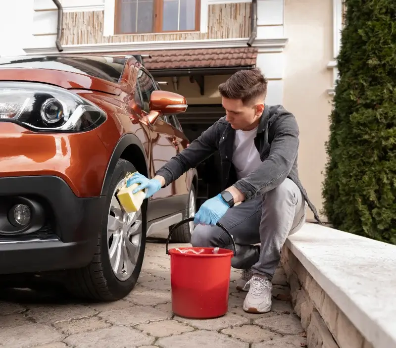 Lavage auto à domicile Pralognan-la-Vanoise : professionnel intervenant sur un véhicule